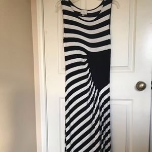 Graphic design petite maxi dress